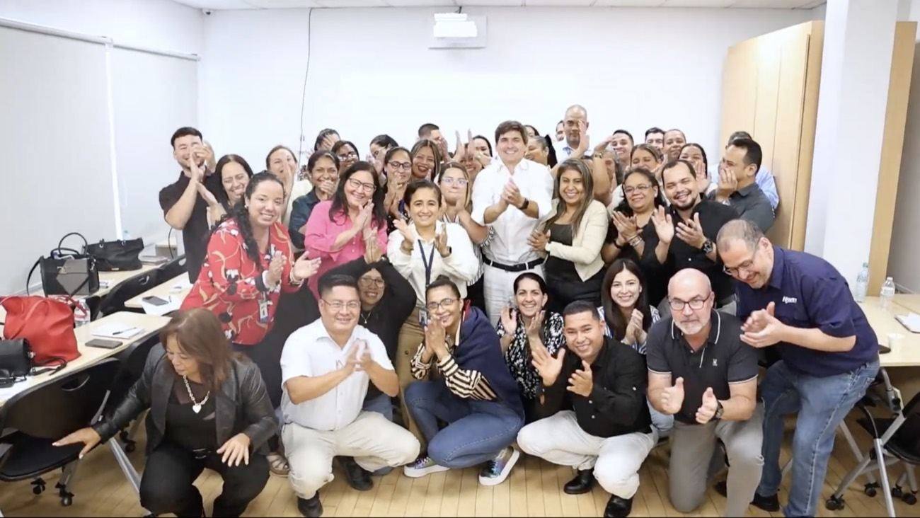Equipo completo celebrando el cierre de un seminario del Programa de Transformación de la Experiencia