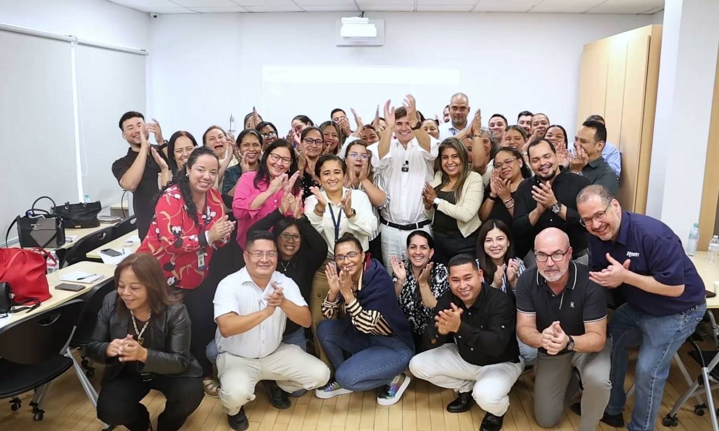 Equipo de una cadena celebrando su transformación del servicio en un seminario del Método Buenavoz